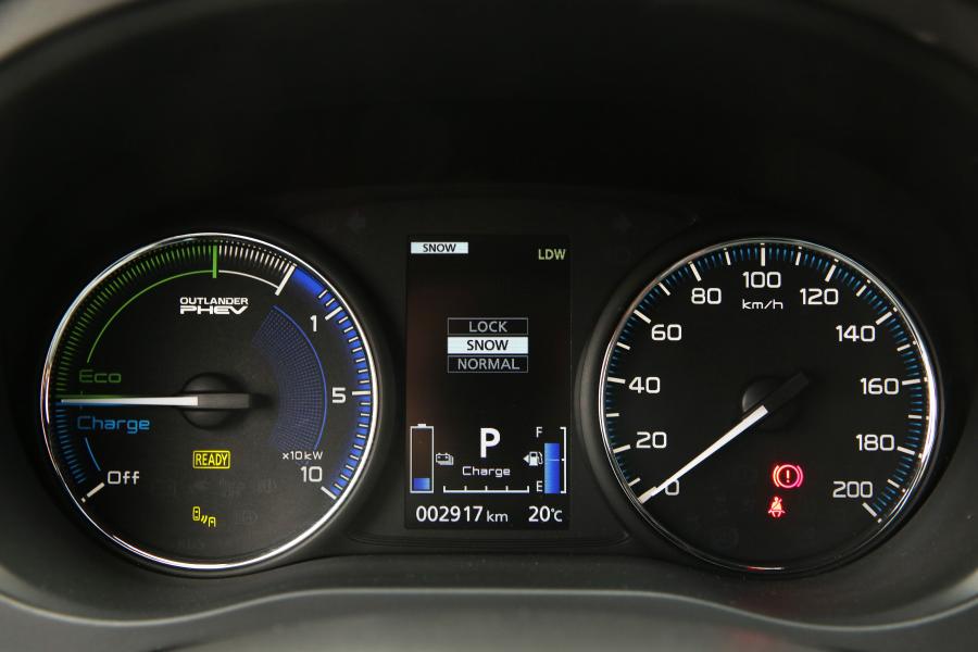 Панель приборов Mitsubishi Outlander PHEV 2018 года  (WW) (фото 23 из 43)